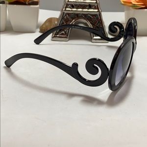 Resortwear Leisure Black Swirl Decorative Arm Round Fashion Sunglasses.